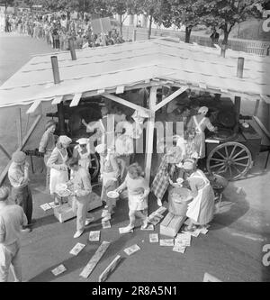 Réel 15-1950: 10 000 pour navetTAt le début du mois, la première Landsturnstevne après la guerre a été tenue à Lillehammer. Plus de 6 000 gymnastes de tous âges et de partout au pays ont participé aux compétitions et aux manifestations. La compétition géante a été menée de manière brillante, et les gymnastes ici ont sans aucun doute frappé le plus grand coup d'après-guerre pour leur sport merveilleux. Après une journée de formation, les stocks de nourriture aux postes à manger étaient en rupture de stock. Ici, 1 600 passent par la même station. La PDG de Lotte, Ellen Sandberg (avec une écharpe autour de sa taille) a assuré que tout cela Banque D'Images