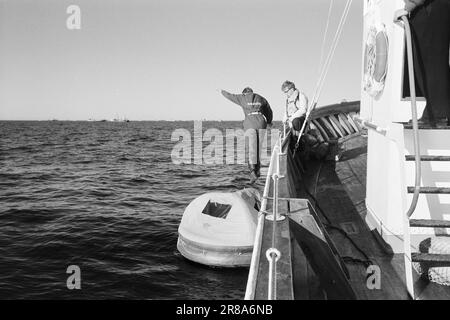 Courant 15-6-1960 : quand les navires descendent l'employé d'Aktuell essaie de nouveaux équipements de sauvetage: Une journée dans un mètre carré bercé sur la mer ouverte. Souffrance, mais heures inoffensives dans la croûte d'eau. Photo: Sverre A. Børretzen / Aktuell / NTB ***PHOTO NON TRAITÉE*** Banque D'Images