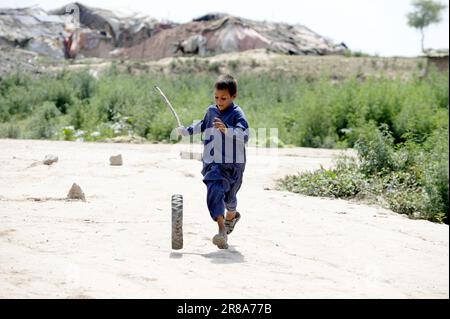 (230620) -- ISLAMABAD, 20 juin 2023 (Xinhua) -- Un garçon joue avec un pneu dans un camp de réfugiés lors de la Journée mondiale des réfugiés à Islamabad, au Pakistan, sur 20 juin 2023. Le Président pakistanais Arif Alvi a déclaré que son pays continue d'accueillir l'une des plus grandes populations de réfugiés au monde, montrant la détermination et l'engagement indéfectibles du Pakistan en faveur du bien-être et du rapatriement volontaire des réfugiés. Dans son message à l'occasion de la Journée mondiale des réfugiés observée mardi, Alvi a dit que «le jour, nous sommes rappelés à l'immense contribution du gouvernement et du peuple pakistanais en accueillant des millions o Banque D'Images