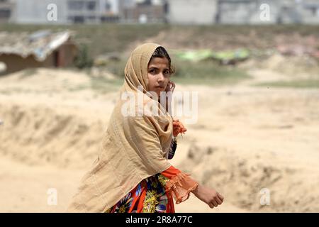 (230620) -- ISLAMABAD, 20 juin 2023 (Xinhua) -- Une fille est vue dans un camp de réfugiés lors de la Journée mondiale des réfugiés à Islamabad, au Pakistan, sur 20 juin 2023. Le Président pakistanais Arif Alvi a déclaré que son pays continue d'accueillir l'une des plus grandes populations de réfugiés au monde, montrant la détermination et l'engagement indéfectibles du Pakistan en faveur du bien-être et du rapatriement volontaire des réfugiés. Dans son message à l'occasion de la Journée mondiale des réfugiés observée mardi, Alvi a déclaré que «ce jour-là, nous sommes rappelés à l'immense contribution du gouvernement et du peuple pakistanais pour accueillir des millions d'Afghans Banque D'Images