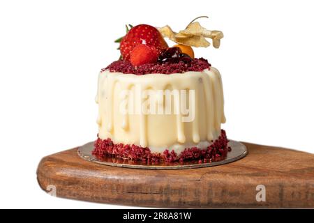 Gâteau à la crème de fruits isolé sur fond blanc. Desserts de boulangerie. Délicieux gâteau en portion ronde avec fraises et crème Banque D'Images