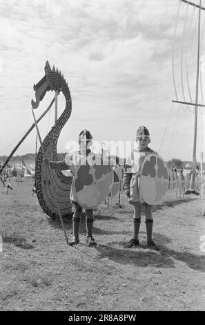 Réel 35-3-1960: 9 000 a installé le camp Giant sur des terrains historiques. 9 000 scouts sont rassemblés dans le camp de campagne de scouts de tous les temps à Brunlanes - où le roi Olav le Saint à son époque a fait l'exploitation forestière de plage. Deux péniches entièrement équipées pour l'atterrissage qui aurait lieu pendant le camp. Quelques centaines de scouts déguisés en Vikings attendaient le jour J. Photo: Sverre A. Børretzen / Aktuell / NTB ***PHOTO NON TRAITÉE*** Banque D'Images