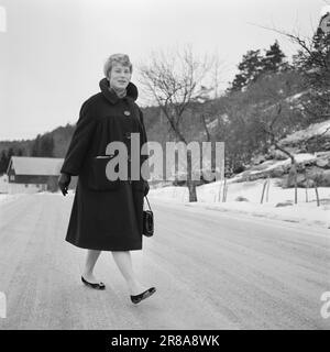 Réel 6-7-1960: Sur de vieux placettes Anne-Marie Rockefeller de Søgne – transformée en Mme Rockefeller de New York – a rendu hommage à son village natal par une visite rapide. Anne-Marie Rockefeller lors d'une visite à Søgne. Voir un excellent rapport! Photo: Aage Storløkken / Aktuell / NTB ***PHOTO NON TRAITÉE*** Banque D'Images