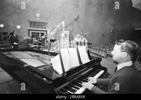 Réel 55-8-1960: Elle est une parade complète à succès Elisabeth Granneman n'est plus 'la femme au foyer de chant de Lørenskog'. C'est un pro de tôt le matin jusqu'à tard le soir - vrai aube-tôt le matin... Photo: Sverre A. Børretzen / Aktuell / NTB ***PHOTO NON TRAITÉE*** Banque D'Images