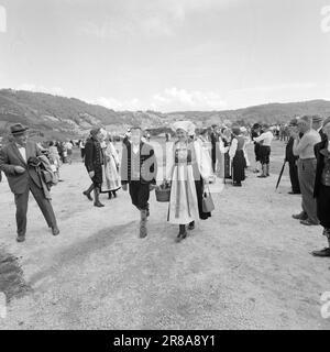 Courant 33-2-1960: Procession de la mariée dans la colère. Synnøve Hauge et Samson Bjørke se sont mariés dans l'église Vikøy de bonne vieille mode. Photo: Ivar Aaserud / Aktuell / NTB ***photo non traitée*** Banque D'Images