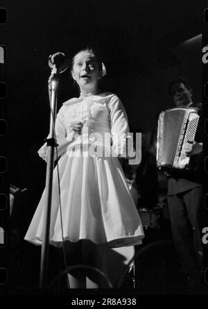 Réel 21-5-1960 : Søtten-Stil lors d'un spectacle de mannequins à Regnbuen à Oslo, des vêtements de jeunes filles qui ont été créés d'une manière nouvelle et originale ont été récemment présentés. La nouvelle entreprise de mode 'Eventeen', dirigée par Eva M. Christensen et Elsebet Plae, a permis aux adolescents de concevoir eux-mêmes la mode de l'été. Ils ont organisé un concours de dessin pour les filles de 14 à 18 ans: Dessiner la garde-robe de l'été. Une vague de propositions est venue de tout le pays. Photo: Sverre A. Børretzen / Aktuell / NTB ***PHOTO NON TRAITÉE*** Banque D'Images