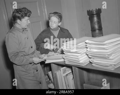 Actuel 10-1947: Orientation professionnelleQu'est-ce que je serai? Dans un mois, environ 45 000 filles et garçons quitteront l'école primaire et seront confrontés à un large éventail de choix de carrière. La mécanique sociale complexe de notre époque et la diversité des professions spécialisées font du choix un problème difficile. Dans le même temps, l'avenir des jeunes et le bien-être de la société dépendent de la bonne résolution du problème. Dans ce rapport, 'Aktuell' suit un homme de 14 ans de Grünerløkka à Oslo, Arne Møien, à travers le labyrinthe de l'orientation professionnelle pour voir ce que la société fait pour l'aider à obtenir Banque D'Images