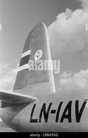 Courant 10-1947: La route express volante le long de la Norvège avec le Hurtigrute volante sur la route régulière, qui sera ouvert en juin, un vol part de Tromsø et un de Stavanger chaque matin, tandis qu'un est en réserve. La durée du vol est d'environ neuf heures avec des escales supplémentaires à Bergen, Oslo, Trondheim, Brønnøysund/Sandnessjøen, Bodø et Harstad. De Tromsø, la route Hammerfest–Vadsø–Kirkenes hodt commence par d'autres vols trois fois par semaine dans chaque sens. Le voyage Kirkenes–Oslo prendra donc deux jours avec le vol Hurtigruten. Maintenant environ une semaine passe. Photo : Th Banque D'Images