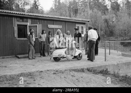 Réel 22 - 2 - 1974: DUS avec la PoliceLa police de district est un phénomène étrange qui agit comme une sorte de zone tampon entre le policier ordinaire et le garçon dans la rue. Le but est principalement de prévenir la criminalité. Current est avec les officiers Helge Løhren et Lars Stubstad. Photo: Ivar Aaserud / Aktuell / NTB ***PHOTO NON TRAITÉE*** Banque D'Images