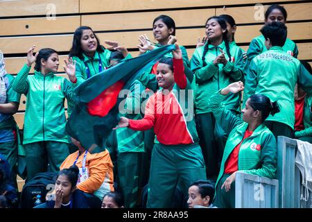 Berlin, Allemagne. 20th juin 2023. Sports pour handicapés : Jeux olympiques spéciaux, Jeux du monde, Handball, hommes unifiés, finales, Horst-Korber-Sportzentrum, Bharat (Inde, en bleu) contre le Bangladesh (en vert-rouge). Les fans de Team Bangladesh applaudissent leurs joueurs. Credit: Christoph Soeder/dpa/Alay Live News Banque D'Images