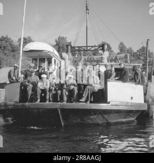 Courant 17-2-1947: Arendal, berceau de l'art de vivre Arendal, également appelé la « Venise du Nord » a été pendant plus de 100 ans la principale ville maritime en Norvège. Les voiliers de la ville ont été trouvés sur toutes les mers, et la ville et le quartier ont semé la vie quand les navires sont revenus à la maison en automne avec des charges lourdes. L'apogée d'Arendal s'est terminée à la fin du 19th siècle par un grave krach bancaire qui a créé une détresse et une misère sans précédent. Des gens de petite classe ont organisé des associations de « solidarité » pour s'occuper de leurs intérêts, et « la bande côtière douce » est devenue pour un temps le centre du soc Banque D'Images