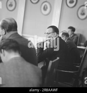 Courant 16-8-1960 : saucisses, jus et Juster [image 0001]acteurs Leif Juster, Arve Opsahl, Kari diesen et Ernst diesen se sentent maltraités dans la publicité pour Stabburet. Ici, du procès contre Stabbur-Nilsen (Gunnar Nilsen), qui a nié que cela puisse être vu comme de la publicité. Il ressort du procès que c'était le directeur de la publicité de Stabburet qui avait pris les photos des acteurs. Photo: Aage Storløkken / Aktuell / NTB ***PHOTO NON TRAITÉE*** Banque D'Images