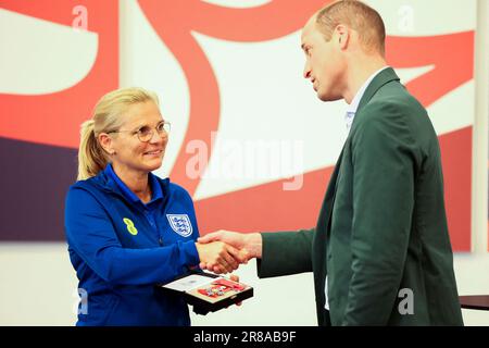 Le Prince de Galles présente un CBE honoraire à la directrice d'Angleterre Sarina Wiegman, lors d'une visite au parc St George, à Burton Upon Trent, dans le Staffordshire, pour rencontrer l'équipe de football féminine d'Angleterre avant la coupe du monde féminine de la FIFA 2023. Date de la photo: Mardi 20 juin 2023. Banque D'Images