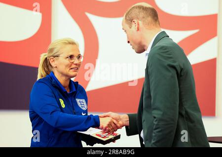 Le Prince de Galles présente un CBE honoraire à la directrice d'Angleterre Sarina Wiegman, lors d'une visite au parc St George, à Burton Upon Trent, dans le Staffordshire, pour rencontrer l'équipe de football féminine d'Angleterre avant la coupe du monde féminine de la FIFA 2023. Date de la photo: Mardi 20 juin 2023. Banque D'Images