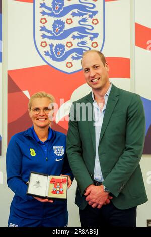 Le Prince de Galles présente un CBE honoraire à la directrice d'Angleterre Sarina Wiegman, lors d'une visite au parc St George, à Burton Upon Trent, dans le Staffordshire, pour rencontrer l'équipe de football féminine d'Angleterre avant la coupe du monde féminine de la FIFA 2023. Date de la photo: Mardi 20 juin 2023. Banque D'Images