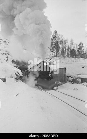 Réel 1- 1948: Le nord et le sud de la Norvège liés ensemble [image 0072]le 8 décembre 1947, Nordlandsbanen, ou Nord-Norgesbanen comme on devrait plutôt l'appeler, a ajouté quelques miles à sa croissance. La ligne Mo i Rana-Lønsdal a été ouverte à la circulation générale. Une nouvelle étape du Nord-Norgesbanen est ainsi achevée. Mais Lønsdal n'est pas le point final, la voie doit aller beaucoup plus au nord, - y a-t-il une raison de gonfler cet incident à plus qu'un intermesso technique ferroviaire? Oui, c'est vrai. Cet événement, qui a eu lieu sans aucune exposition majeure de pompe cérémoniale et splendeur, dans realit Banque D'Images