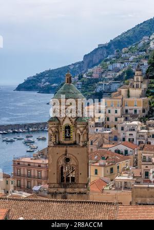 Vue sur la cathédrale Saint Andrew, ville d'Amalfi, Salerne, Italie. La cathédrale est une cathédrale catholique romaine médiévale située sur la Piazza del Duomo. Banque D'Images