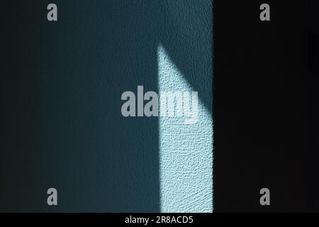 Abstrait bleu profond peu d'architecture arrière-plan, fragment intérieur avec coin sombre dans une tache de soleil Banque D'Images