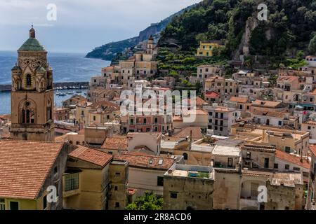 Vue sur la ville d'Amalfi avec la tour de la cathédrale Saint-André, Salerne, Campanie, Italie Banque D'Images