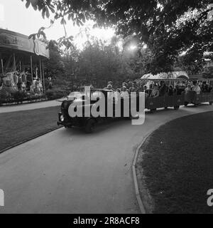 Actuel 34-1-1960: Happy Day dans le jardin d'aventure ici se trouve les jardins Tivoli de Copenhague - le joyeux joyeux-tour de souvenirs heureux pour des dizaines de milliers de Norvégiens - le jardin d'aventure que personne ne peut copier. Photo: Ivar Aaserud / Aktuell / NTB ***PHOTO NON TRAITÉE*** Banque D'Images