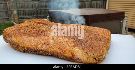 Poitrine de bœuf assaisonnée prête pour le fumeur Banque D'Images