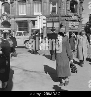 Actuel 17-5-1960: Donnez-leur votre aide aveugle. Jour et nuit dans l'obscurité éternelle. Ce n'est que lorsque la lumière du soleil est très forte qu'il sait quelle est la lumière. Puis il scintille à l'arrière de votre tête quelque part. Désagréable, en vain. C'est pourquoi il porte des lunettes noires, Bjørn Myrberg, l'un des 4 000 Norvégiens qui ne peuvent pas voir, l'un de ceux qui ont besoin de notre aide. Vous lui donnez une journée chargée dans la circulation ? Photo: Aage Storløkken / Aktuell / NTB ***PHOTO NON TRAITÉE*** Banque D'Images