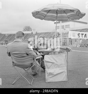 Actuel 36-7-1960: N'a pas le temps de s'ennuyer Quelques personnes admirables souhaitent que la journée ait été de deux heures de plus. Ils ont mille fers dans le feu, ils doivent tous être pris en charge, et ils aiment littéralement avoir leur programme plein. Nous connaissons une fille de cette catégorie. Kari Knutsen, une fille de 18 ans originaire d'Oslo, est une dame de bureau chez Standart Fabrikker par jour, mais dès qu'elle est faite pour la journée, elle se lance dans toutes sortes d'hobbies. Photo: Aage Storløkken / Aktuell / NTB ***PHOTO NON TRAITÉE*** Banque D'Images