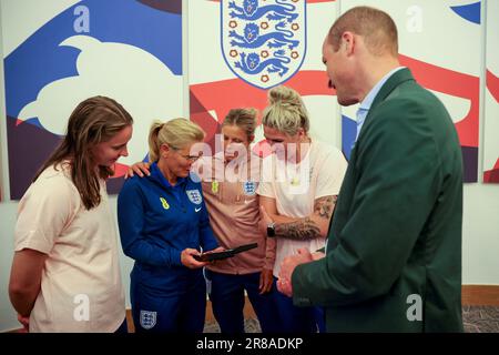 Le Prince de Galles présente un CBE honoraire à la directrice d'Angleterre Sarina Wiegman (deuxième gauche) lors d'une visite au parc St George, à Burton Upon Trent, dans le Staffordshire, pour rencontrer l'équipe de football féminine d'Angleterre avant la coupe du monde féminine de la FIFA 2023. Date de la photo: Mardi 20 juin 2023. Banque D'Images