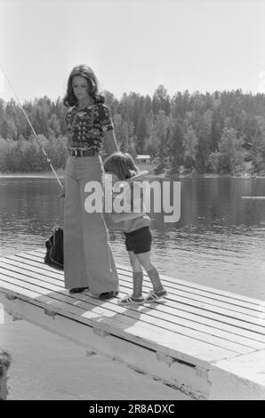 Courant 21 - 1974: Wenche à la maison Wenche Myhre - de la réussite avec Povel Ramel à Berns à Stockholm à une visite rapide à la maison sur Nesøya pour faire des enregistrements pour un grand spectacle de Wenche sur la télévision allemande, où son fils Kim prendra également part. Photo: Aage Storløkken / Aktuell / NTB ***PHOTO NON TRAITÉE*** Banque D'Images