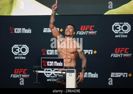 LAS VEGAS, NV - JUIN 16: Joaquim Silva pose sur la balance pendant la nuit de combat de l'UFC: Vettori vs Cannonier: Peser-in à l'UFC Apex sur 16 juin 2023 à Las Vegas, Nevada, Etats-Unis. (Photo de Diego Ribas/PxImages/Sipa USA) Banque D'Images