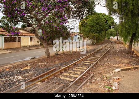 Catalao, Goias, Brésil – 16 juin 2023 : un tronçon de voies de locomotives passant entre les arbres dans la ville de Catalao à Goias. Banque D'Images