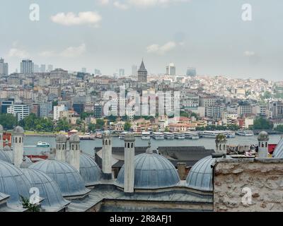 Vue depuis le parc de la mosquée Suleymaniye sur la Corne d'Or vers la Tour Galata, Istanbul, Turquie Banque D'Images