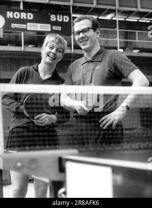 CLASSÉ - 08 mars 1969, Berlin: Archive - le champion allemand de tennis de table Eberhard Schöler avec sa femme Diane, une anglaise, également un joueur de tennis de table, pris le 08.03.1969 au tournoi de classement national à Berlin. Diane Schöler est décédée sur 19 juin à l'âge de 90 ans. 'Lady Tischtennis' a remporté 20 médailles aux championnats du monde entre 1951 et 1971, dont l'or en double aux côtés de sa sœur jumelle Rosalind Cornet en 1951 et 1954, et a été la plus ancienne championne du monde de tennis de table. Photo : Chris Hoffmann/dpa Banque D'Images