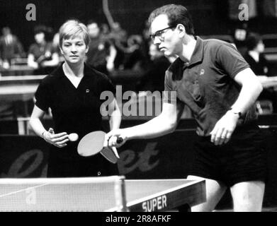 Hagen, Allemagne. 12th avril 2013. ARCHIVE - Eberhard Schöler, champion allemand de tennis de table, avec sa femme Diane, une anglaise, en action dans un match mixte aux championnats allemands de Hagen en janvier 1969 (photo d'archive non datée). Diane Schöler est décédée sur 19 juin à l'âge de 90 ans. 'Lady Tischtennis' a remporté 20 médailles aux championnats du monde entre 1951 et 1971, dont l'or en double aux côtés de sa sœur jumelle Rosalind Cornet en 1951 et 1954, et a été la plus ancienne championne du monde de tennis de table. Credit: Picture Alliance/dpa/Alay Live News Banque D'Images
