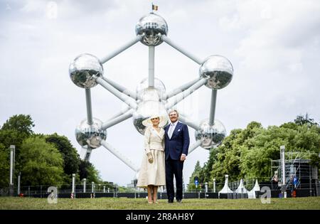 BRUXELLES - le roi Willem-Alexander et la reine Maxima posent pour une photo à l'Atomium le premier jour de la visite d'État en Belgique. Le couple royal visitera le pays, à l'invitation du roi de Belgique Philippe et de la reine Mathilde, et visitera, outre Bruxelles, Waterloo, Louvain et Anvers. ANP REMKO DE WAAL pays-bas hors - belgique hors Banque D'Images