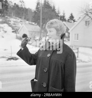 Réel 6-7-1960: Sur de vieux placettes Anne-Marie Rockefeller de Søgne – transformée en Mme Rockefeller de New York – a rendu hommage à son village natal par une visite rapide. Après une semaine dite de « vacances », Anne-Marie a de nouveau quitté Søgne. Photo: Aage Storløkken / Aktuell / NTB ***PHOTO NON TRAITÉE*** Banque D'Images