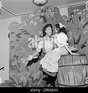 Actuel 21-9-1960: L'Occident sauvage à Oslo la crise de printemps est un phénomène annuel dans nos théâtres, même si le personnel en exercice est maintenu en vie par des fonds publics. Aujourd'hui à la veille de la saison, Det Norske Teatret a repris l'opérette américaine 'Oklahoma' avec un environnement de cowboy authentique. Photo: Ivar Aaserud / Aktuell / NTB ***PHOTO NON TRAITÉE*** Banque D'Images