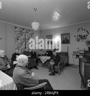 Actuel 55-4-1960: Le monde entier est venu à Odalen la Croix-Rouge a recueilli de l'argent pour l'achat d'un téléviseur pour la maison des vieux Sør-Odal. Pour la première fois dans leur vie, les anciens voyaient un vaste et merveilleux monde avec des gens, des villes et des nations dont ils n'avaient guère entendu parler. Photo: Aage Storløkken / Aktuell / NTB ***PHOTO NON TRAITÉE*** Banque D'Images