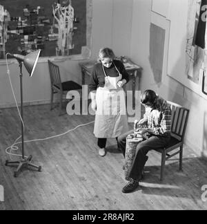 Actuel 34-9-1960: L'art dans l'écurie du roi gagnant du prix Else Hagen est occupé de décorer l'escalier principal du Storting. Le travail prendra quatre ans. Photo: Aage Storløkken / Aktuell / NTB ***PHOTO NON TRAITÉE*** Banque D'Images