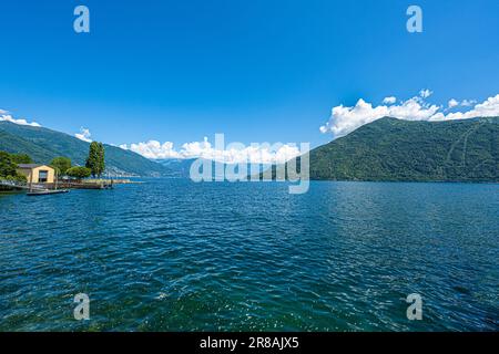Vue sur le lac majeur depuis Cannobio- Lago Maggiore, Verbania, Piemont, Italie Banque D'Images