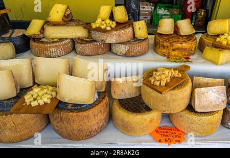 Journée de marché à Cannobio spécialités locales proposées- Verbania, Piémont, Italie, Europe Banque D'Images