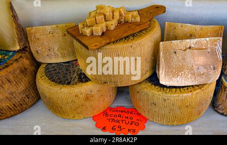 Journée de marché à Cannobio spécialités locales proposées- Verbania, Piémont, Italie, Europe Banque D'Images