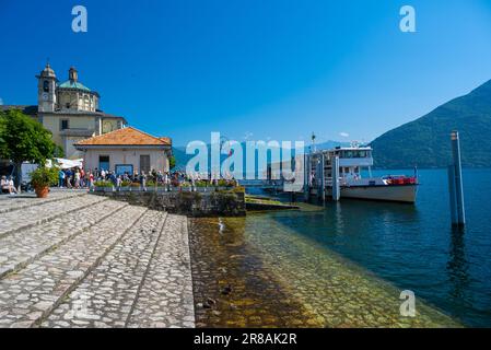 Vue sur le port et la promenade de Cannobio sur le Lac Majeur - Lago Maggiore, Verbania, Piemonte, Italie Banque D'Images