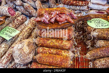 Journée de marché à Cannobio spécialités locales proposées- Verbania, Piémont, Italie, Europe Banque D'Images