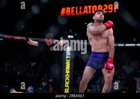 Chicago, États-Unis. 16th juin 2023. CHICAGO, il - 16 juin: Norbert Novenyi Jr. Célèbre sa victoire à la Wintrust Arena pour le Bellator 297 : Nemkov vs Romero sur 16 juin 2023 à CHICAGO, Etats-Unis. (Photo de Louis Grasse/PxImages/Sipa USA) crédit: SIPA USA/Alay Live News Banque D'Images