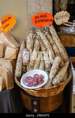 Journée de marché à Cannobio spécialités locales proposées- Verbania, Piémont, Italie, Europe Banque D'Images