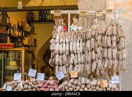 Journée de marché à Cannobio spécialités locales proposées- Verbania, Piémont, Italie, Europe Banque D'Images