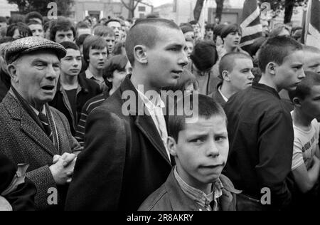 Style skinheads, la coiffure a été conçue comme si pour avoir l'air dur. Ils sont à un front national, "Defind our Old Folk rapatrier Muggers" rallye et de marcher dans Southwark. Southwark, sud de Londres Angleterre vers 1980. 1980S ROYAUME-UNI HOMER SYKES Banque D'Images