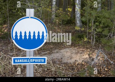 Signe avec le mot Kansallispuisto (finnois pour le parc national) à la frontière du parc national de Päijänne, Finlande. Banque D'Images