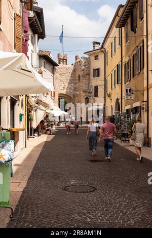 Une rue pittoresque dans la belle ville historique de Lazise, lac de Garde, Italie, Europe Banque D'Images